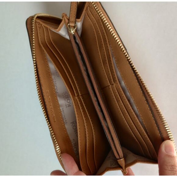 Michael Kors Monogram‎ Wallet Great Condition - Picture 4 of 5